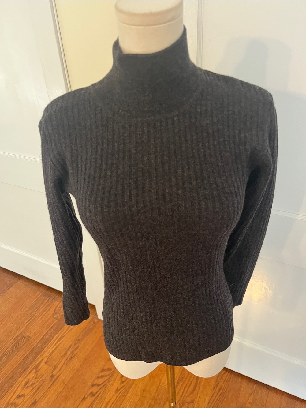 Carolyne Roehm Made in Italy Charcoal Ribbed Turtleneck Sweater – Sculpted 1980s